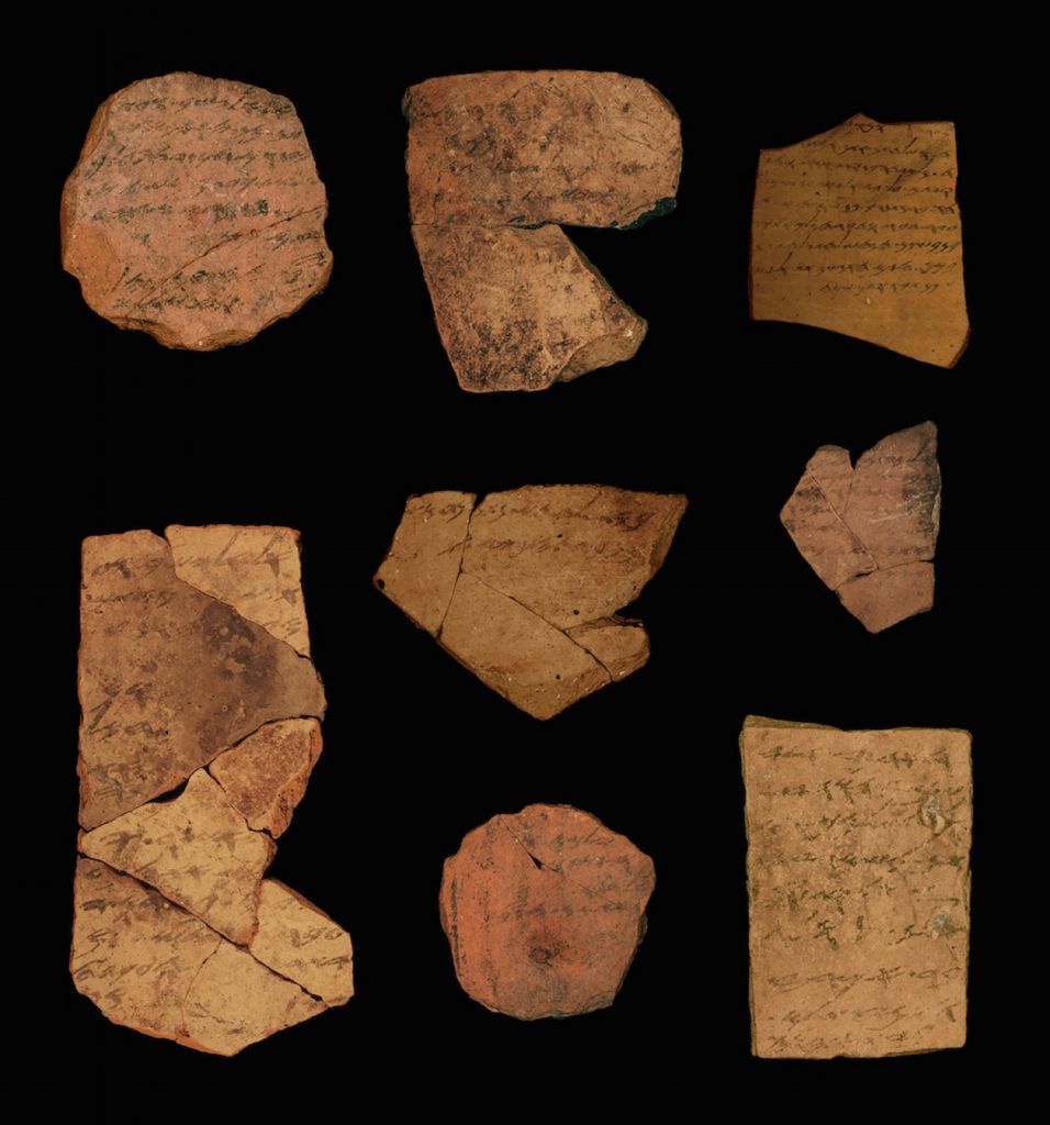 Des inscriptions en hébreu ancien remontant à 2 500 ans découvertes près d'Arad. (Crédit : Université de Tel Aviv / Michael Cordonsky, Autorité des antiquités d'Israël) Des inscriptions en hébreu ancien remontant à 2 500 ans découvertes près d'Arad. (Crédit : Université de Tel Aviv / Michael Cordonsky, Autorité des antiquités d'Israël)