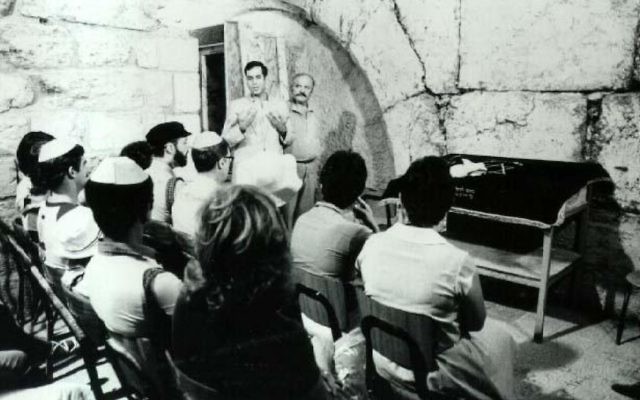 Le rabbin Arnold Resnicoff dirige un service religieux à l'arche de Wilson au mur occidental de Jérusalem en 1983. (Département de la défense/ Domaine public)