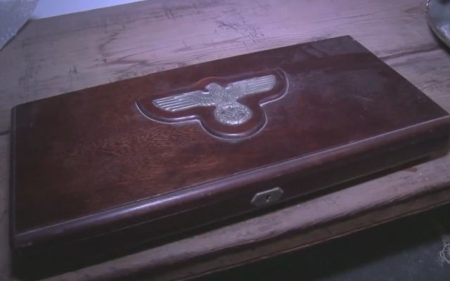 Des objets nazis trouvés lors d'un raid dans une maison à Buenos Aires, Argentine, le 9 juin 2017. (Crédit : capture d'écran YouTube) Des objets nazis trouvés lors d'un raid dans une maison à Buenos Aires, Argentine, le 9 juin 2017. (Crédit : capture d'écran YouTube)