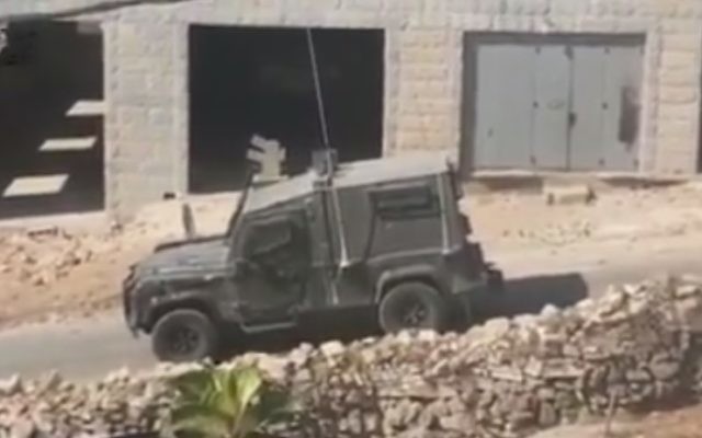 Entrée des forces de sécurité israéliennes à Deir Abu-Mashal, village de Cisjordanie proche de Ramallah, où habitaient les trois terroristes qui ont tué Hadas Malka, le 17 juin 2017. (Crédit : capture d'écran YouTube) Entrée des forces de sécurité israéliennes à Deir Abu-Mashal, village de Cisjordanie proche de Ramallah, où habitaient les trois terroristes qui ont tué Hadas Malka, le 17 juin 2017. (Crédit : capture d'écran YouTube)