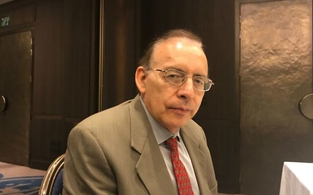 Le docteur Augusto Lopez-Claros, haut-conseiller en développement économiques au groupe de la Banque mondiale, en juin 2017 (Autorisation : Shoshanna Solomon/The Times of Israel)