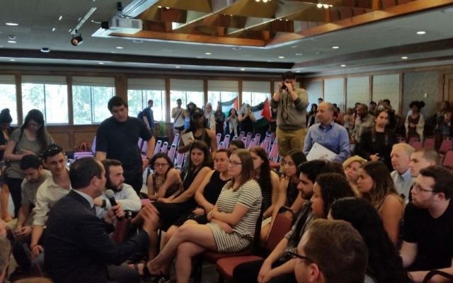 Le maire de Jérusalem Nir Barkat s'adresse à des étudiants de l'université de San Francisco le 6 avril 2016, alors que des manifestants pro-palestiniens protestent dans le fond de la salle (Crédit : Municipalité de Jérusalem) Le maire de Jérusalem Nir Barkat s'adresse à des étudiants de l'université de San Francisco le 6 avril 2016, alors que des manifestants pro-palestiniens protestent dans le fond de la salle (Crédit : Municipalité de Jérusalem)
