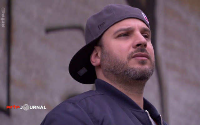 Dans un documentaire d'Arte, le rappeur juif allemand Ben Salomo regrette la démagogie de certains rappeurs aux poncifs antisémites sur la scène allemande (Crédit: capture d'écran Arte) Dans un documentaire d'Arte, le rappeur juif allemand Ben Salomo regrette la démagogie de certains rappeurs aux poncifs antisémites sur la scène allemande (Crédit: capture d'écran Arte)