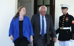 Bernie Sanders, sénateur du Vermont, à droite, et son épouse Jane O'Meara Sanders devant la Maison Blanche après une rencontre avec Barack Obama, le 9 juin 2016. (Crédit : Alex Wong/Getty Images)