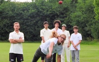 La joueuse de cricket Naomi Eytan (au premier plan) avec certains membres de son équipe (Crédit : Autorisation)