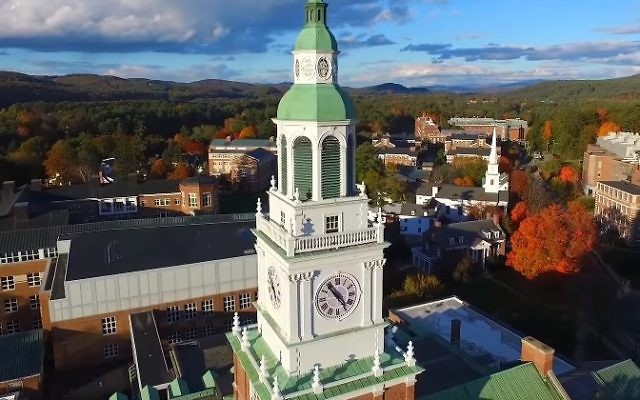 Vue sur le campus de Dartmouth (Crédit : capture d'écran YouTube)