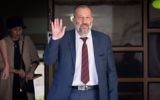 Aryeh Deri et son épouse Yaffa à la sortie de leur domicile alors qu'il se rendent à un interrogatoire de l'unité anti-corruption  Lahav 433, le 5 juin 2017 (Crédit : Yonatan Sindel/Flash90)
