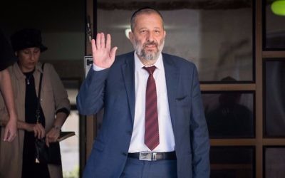Aryeh Deri et son épouse Yaffa à la sortie de leur domicile alors qu'il se rendent à un interrogatoire de l'unité anti-corruption  Lahav 433, le 5 juin 2017 (Crédit : Yonatan Sindel/Flash90)