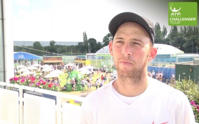 Le champion de tennis israélien Dudi Sela après sa victoire de l'Open de Nottingham 2017, le 18 juin 2017 (Crédit : Capture d'écran YouTube)