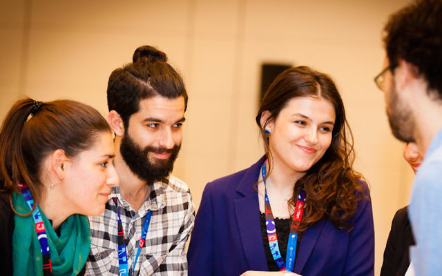 Ani G, d'Autriche/Bulgarie, Joey L., du Royaume Uni, Tea T. de Géorgie et Daniel M. d'Italie, faisaient partie des participants de la conférence de Junction à Berlin. (Crédit : Bokeh Graphik/JDC/via JTA)