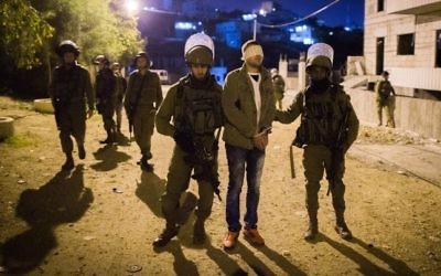 Arrestation d'un Palestinien par des soldats israéliens dans le camp de réfugiés de Deheishe, près de Bethléem, en Cisjordanie, en décembre 2015. Illustration. (Crédit : Nati Shohat/Flash90)