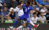 Le milieu-de-terrain albanais Odise Roshi, avec Taleb Tawatha, de l'équipe israélienne, durant le mach qualificatif pour la Coupe du monde 2018, à Haïfa, le 11 juin 2017. (Crédit : AFP/Thomas Coex)