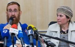 Yehuda Glick et sa femme lors d'une conférence de presse à l'hôpital Shaaré Tzeded à Jérusalem, le 24 novembre 2014. (Crédit : Yonatan Sindel/Flash90)