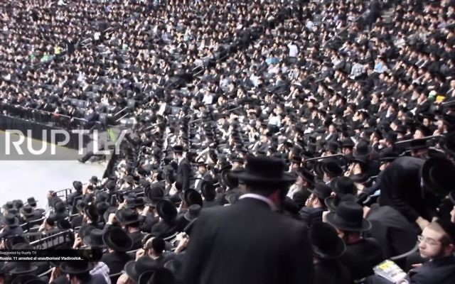 Environ 20 000 Juifs anti-sionistes assistent à un rassemblement à New York contre le service militaire  des ultra-orthodoxes, le 11 juin 2017 (Capture d'écran : YouTube)