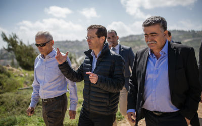 Isaac Herzog, chef du Parti travailliste, entouré des députés Amir Peretz et Omer Bar Lev, le 14 mars 2016. (Crédit : Corinna Kern/Flash90)