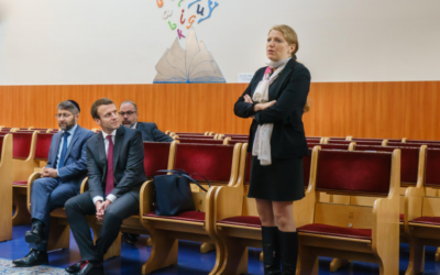Ilana Cicurel avec Emmanuel Macron et le grand rabbin de France, Haïm Korsia, lors d'une visite commune à l'école de l'Alliance israélite universelle de Pavillons-sous-Bois (Crédit : autorisation Ilana Cicurel)