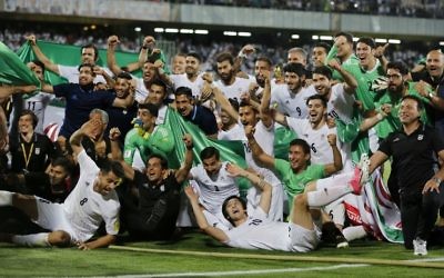 Les joueurs iraniens célèbrent leur victoire 2-0 face à l'Ouzbékistant, au stade Azadi de Téhéran le 12 juin 201. (Crédit : AFP PHOTO / ATTA KENARE)