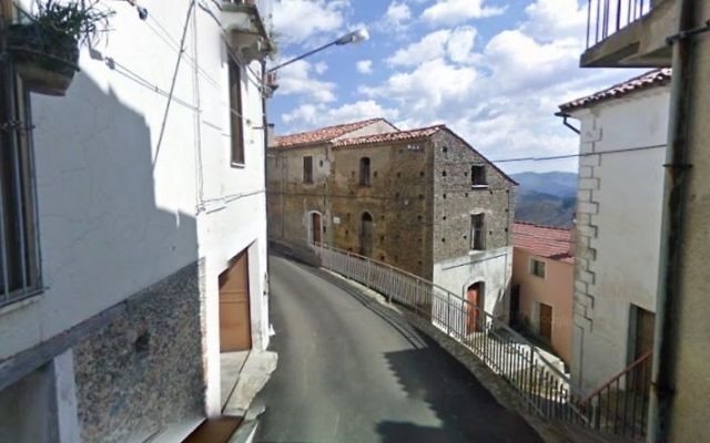 La congrégation reconstructionniste italienne Sinagoga Ner Tamid del Sud de Serrastretta, une petite ville de Calabre. (Crédit: capture d'écran Google streetview) La congrégation reconstructionniste italienne Sinagoga Ner Tamid del Sud de Serrastretta, une petite ville de Calabre. (Crédit: capture d'écran Google streetview)