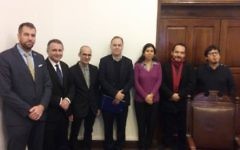 Joe Uziel, directeur de l’autorité des antiquités israéliennes à l'Université catholique du Chili le 5 juin 2017, entouré du doyen et des directeurs du département d’anthropologie (Crédit: Facebook Ambassade Israël  au Chili)