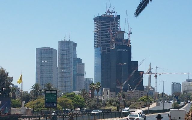 Des gratte-ciels à Tel Aviv. (Crédit : Simona Weinglass/Times of Israel)