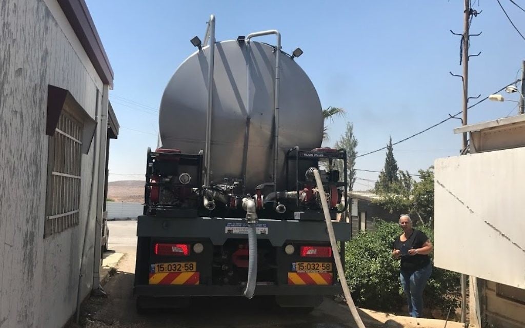Yael Hashash, directrice de l'implantation de Migdalim contemple la citerne qui approvisionne son implantation en eau, le 4 juin 2017. (Crédit : Jacob Magid/Times of Israel) Yael Hashash, directrice de l'implantation de Migdalim contemple la citerne qui approvisionne son implantation en eau, le 4 juin 2017. (Crédit : Jacob Magid/Times of Israel)