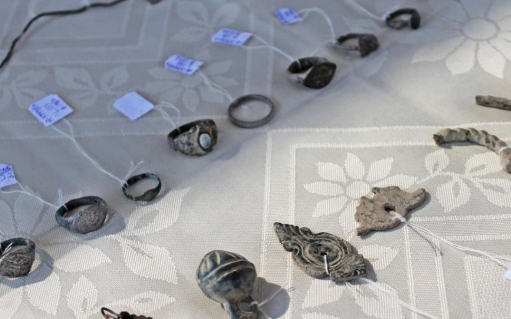 Les bijoux féminins retrouvés dans la cuisine de la forteresse franque, de l'époque des Croisades. (Crédit : Vered Bosidan, Israel Antiquities Authority)