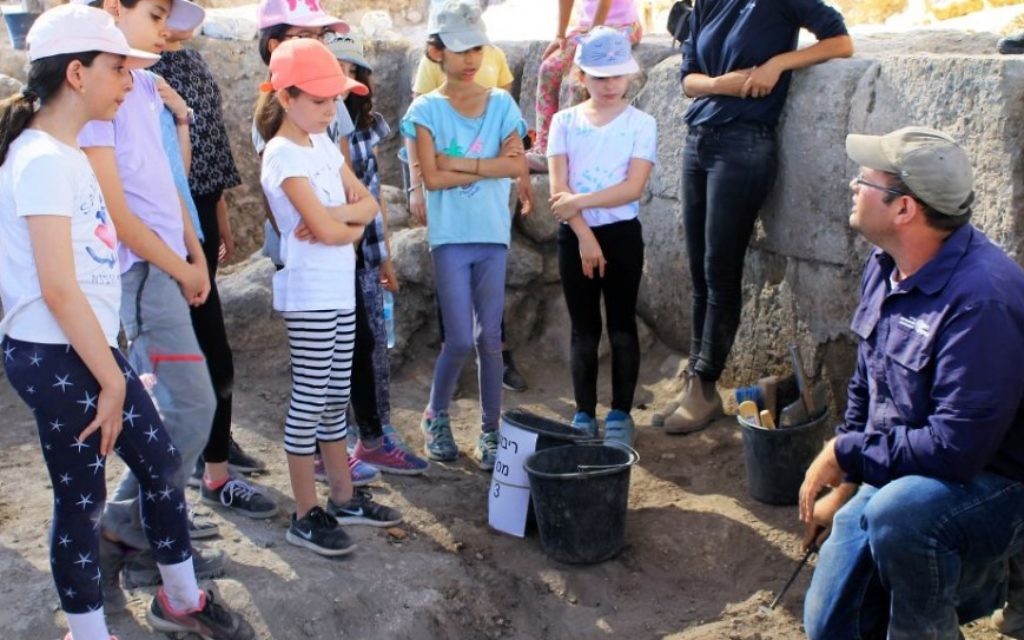 Le directeur des fouilles, Avraham Tendler, parle aux 2 500 écoliers et bénévoles de tous âges de Modiin qui ont participé aux fouilles archéologiques de Tittora. (Crédit : Vered Bosidan, Israel Antiquities Authority)