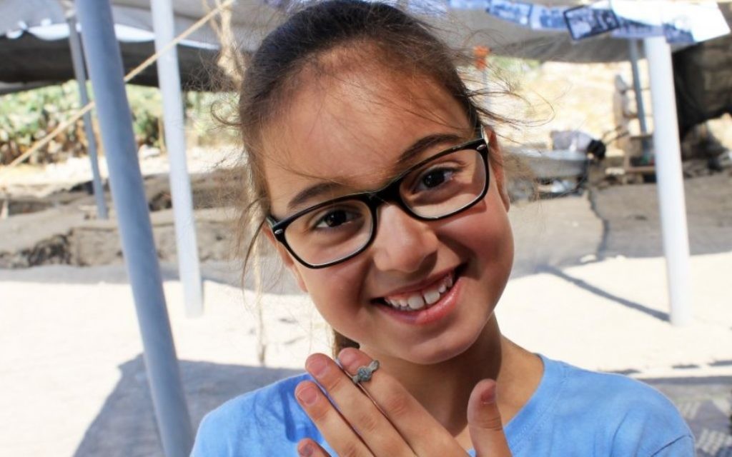 Près de 2 500 écoliers et bénévoles de tous âges de Modiin ont participé aux fouilles archéologiques de Tittora. (Crédit : Vered Bosidan, Israel Antiquities Authority)