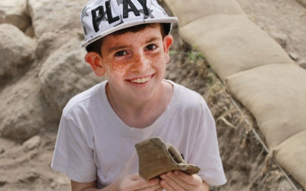 Près de 2 500 écoliers et bénévoles de tous âges de Modiin ont participé aux fouilles archéologiques de Tittora. (Crédit : Vered Bosidan, Israel Antiquities Authority)