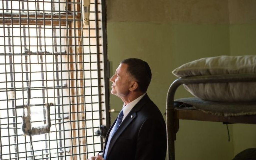 Le président de la Knesset Yuli Edelstein à la prison de Butryka , à Moscou, il a été incarcéré 3 mois, en attente de son procès en 1984, le 28 juin 2017. (Crédit : Ambassade israélienne en Russie)