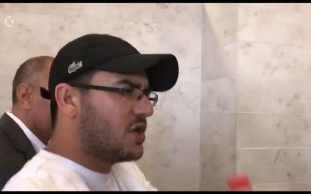Ofir Lavi, parrain présumé du crime organisé, devant le tribunal de première instance de Petah Tikva, le 16 juin 2017. (Crédit : capture d'écran Dixième chaîne)