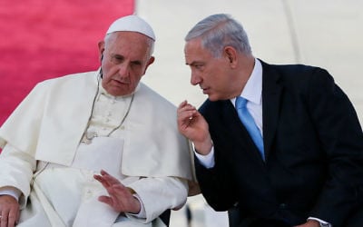 Le Premier ministre israélien Benjamin Netanyahu, à droite, avec le pape François lors d'une cérémonie d'accueil organisée à l'arrivée du Saint-père à l'aéroport international Ben Gurion le 25 mai 2017 (Crédit :  (Miriam Alster/Flash90)