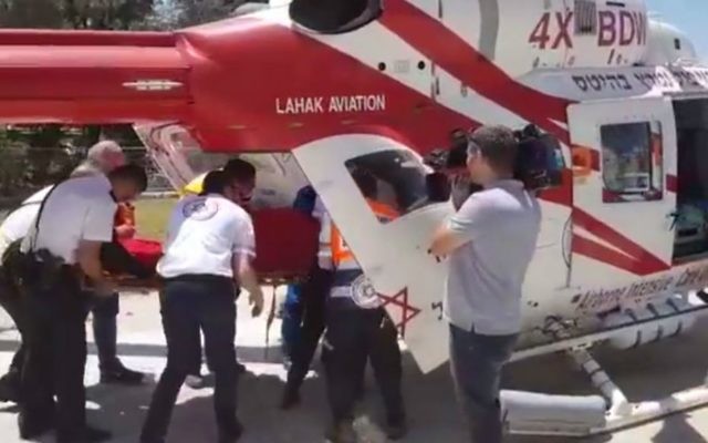 Les ambulanciers transportent le corps de la jeune femme de 18 ans retrouvé morte à Ramle, le 13 juin 2017, poignardée à plusieurs reprises au niveau du torse. (Crédit : capture d'écran YouTube/MDA)