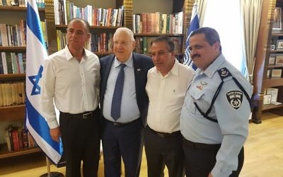 Le chef de la police d'Israël, Roni Alsheich, à droite, avec le maire de Kafr Qassem Adel Badir, 2e à droite, le président Reuven Rivlin, 2e à gauche et le responsable de la sécurité local Khaled Issa à la résidence du président à Jérusalem, le 7 juin 2017 (Crédit : porte-parole du président)