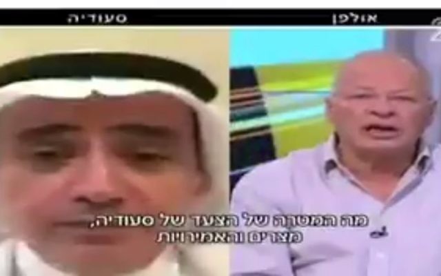Le correspondant chargé des affaires arabes  Ehud Yaari de la Deuxième chaîne en Israël s 'entretient avec le Saoudien Abed al-Hamid Hakim depuis Jeddah, le 7 juin 2017. (Crédit : capture d'écran Twitter)