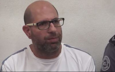 Shaul Shamai, accusé d'avoir agressé sexuellement 10 fillettes alors qu'il était enseignant suppléant à Tel Aviv, à la Cour des Magistrats de Tel Aviv, le 13 juin 2017. (Crédit : capture d'écran Ynet)
