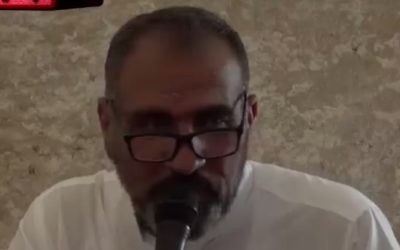 Le cheikh Muhammad 'Ayed s'adresse aux fidèles à la mosquée Al-Aqsa à Jérusalem. (Crédit : MEMRI/Capture d'écran)
