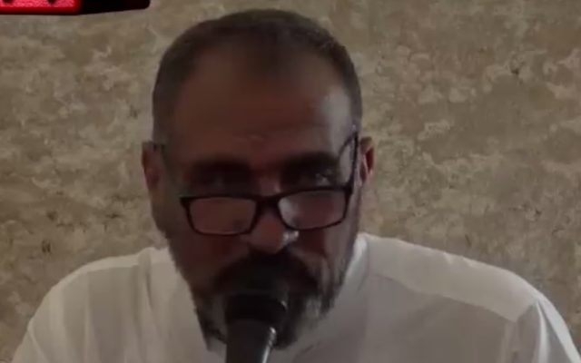 Le cheikh Muhammad 'Ayed s'adresse aux fidèles à la mosquée Al-Aqsa à Jérusalem. (Crédit : MEMRI/Capture d'écran)