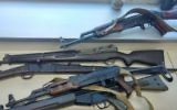 Illustration : une partie de la collection d'armes remise à la police le 11 juin 2017. (Crédit : porte-parole de la police)