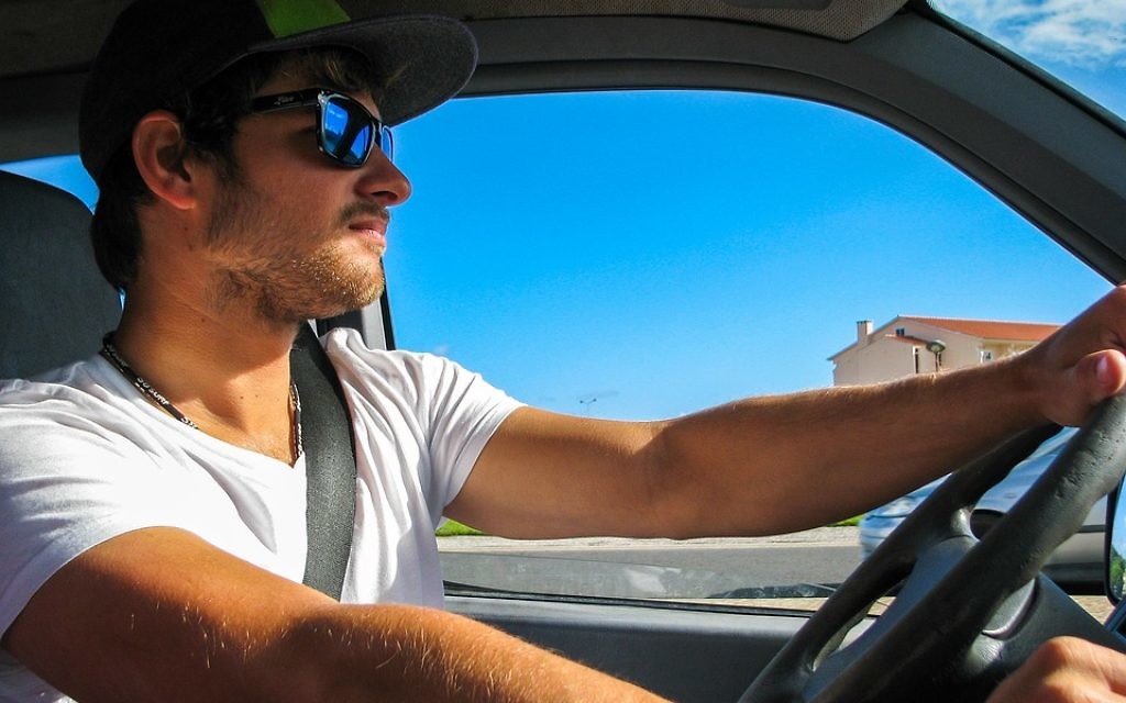 Illustration d'un homme au volant d'une voiture (Crédit : domaine public)