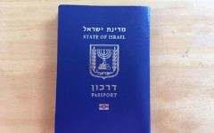 Un passeport israélien. Illustration. (Crédit : Stéphanie Bitan/Times of Israël)