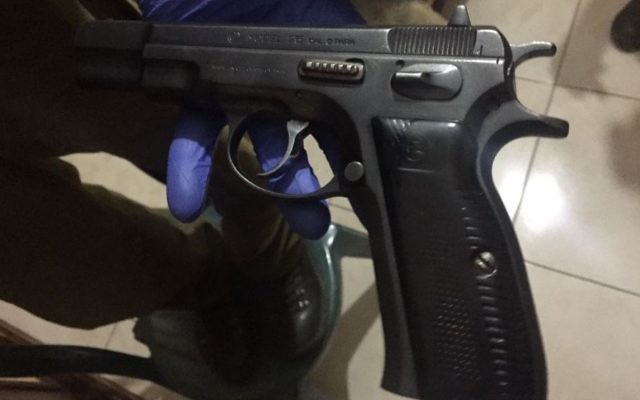 Un pistolet retrouvé par les troupes israéliennes pendant une opération dans le village d'Asira ash-Shamaliya, près de Naplouse, dans le nord de la Cisjordanie, le 5 juin 2017. (Crédit : unité des porte-paroles de l'armée israélienne)