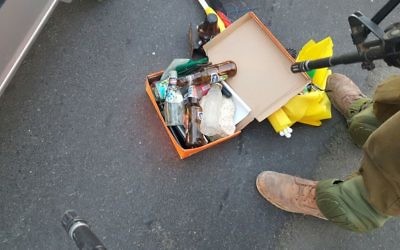 Des soldats du bataillon Netzah Yehuda ont arrêté un groupe de Palestiniens qui se préparait à attaquer une route de Cisjordanie à l'aide de pierres et de cocktails  Molotov, le 16 juin 2017. (Crédit : unité des porte-paroles de l'armée israélienne)
