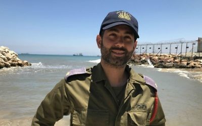 Le Major Omri Levy sur la base d'entraînement maritime de Haïfa, le 11 juin 2017 (Crédit : Andrew Tobin/JTA)