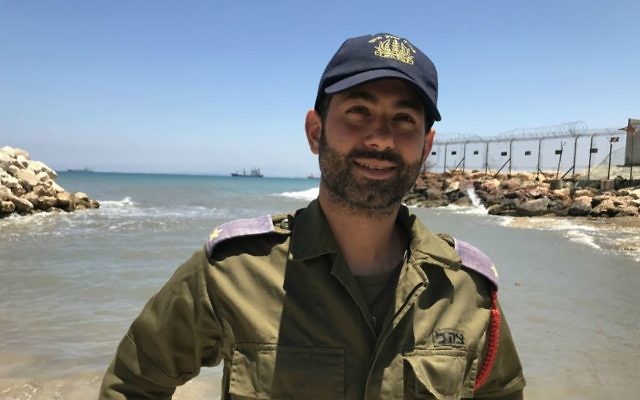 Le Major Omri Levy sur la base d'entraînement maritime de Haïfa, le 11 juin 2017 (Crédit : Andrew Tobin/JTA) Le Major Omri Levy sur la base d'entraînement maritime de Haïfa, le 11 juin 2017 (Crédit : Andrew Tobin/JTA)