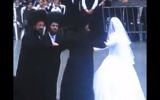 Le rabbin de Karlin-Stolin au mariage de sa fille. Il danse avec sa fille, le jeune marié et son père, à Tel Aviv le 25 juin 2017. (Crédit : capture d'écran YouTube)