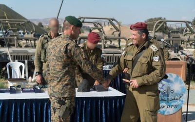 Le commandant de la brigade des Commandos de l'armée israélienne, le colonel David Zini, avec un officier chypriote lors d'un exercice à Chypre, en juin 2017. (Crédit : unité des porte-parole de l'armée israélienne)
