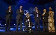 De gauche à droite : le président de la Knesset   Yuli Edelstein, le Premier ministre Benjamin Netanyahu, Itzhak Perlman, le co-fondateur du prix Genesis Stan Polovets, Natan Sharansky et Lady Helen Mirren, lors de la cérémonie de remise du prix Genesis à Jérusalem, le 23 juin 2016. (Crédit : Prix Genesis)