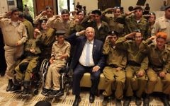 Le président Reuven Rivlin saluant les 320 soldats du programme 'Spéciaux en uniforme' qui ont reçu un prix d'excellence  mardi 6 juin 2017 (Autorisation : Hana Azriel)