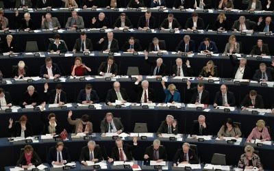 Les membres du Parlement européen participent à une séance de vote au Parlement européen à Strasbourg, en France, le 2 février 2016 (Crédit : AFP / Frederick Florin)